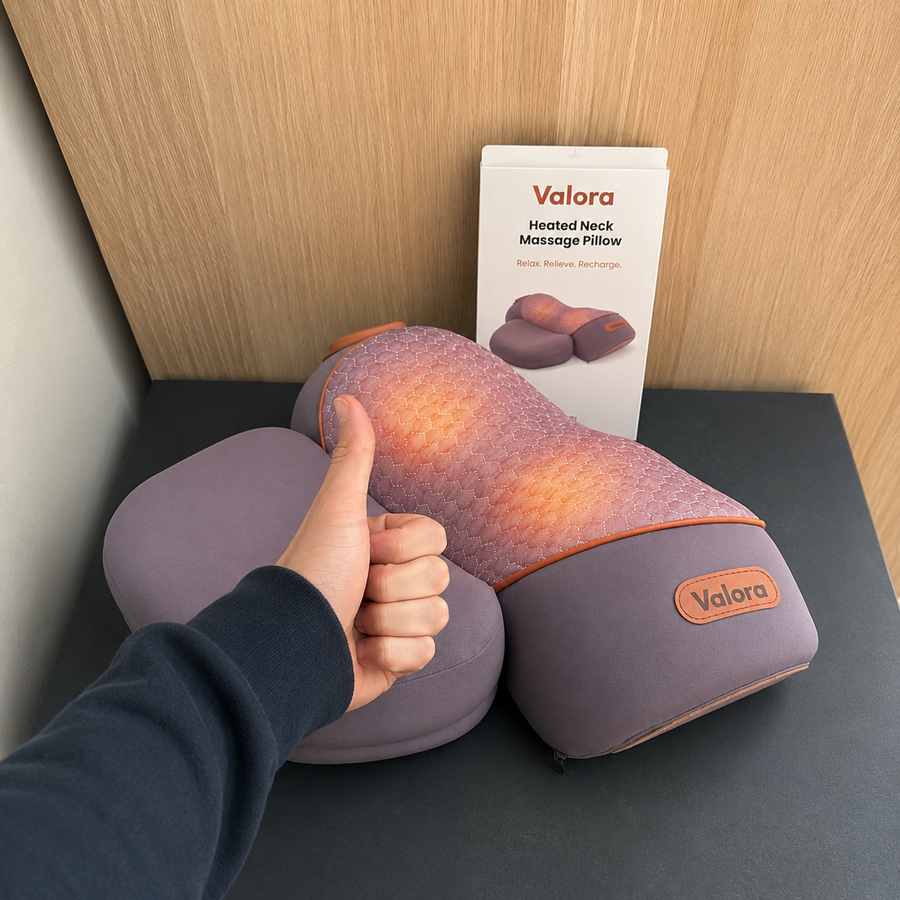 Customer giving a thumbs up with the Valora Recurve neck pillow