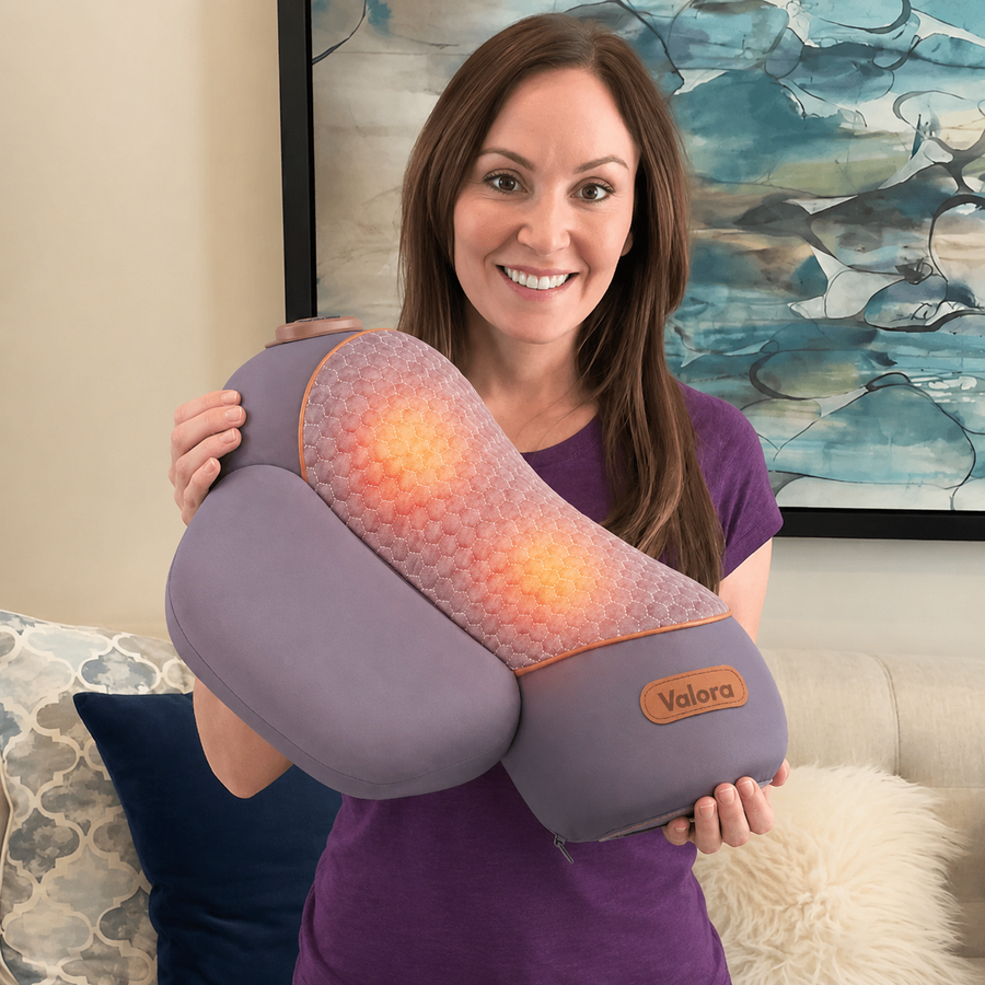 Customer holding the Valora Recurve neck pillow
